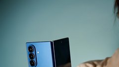 Pokukajte v zakulisje snemanja modne zgodbe Elle x Samsung (ko se pametni telefon prelevi v pravi model!)