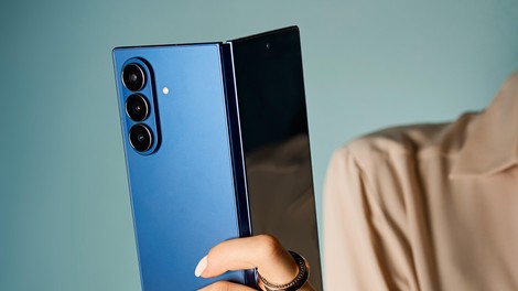 Pokukajte v zakulisje snemanja modne zgodbe Elle x Samsung (ko se pametni telefon prelevi v pravi model!)