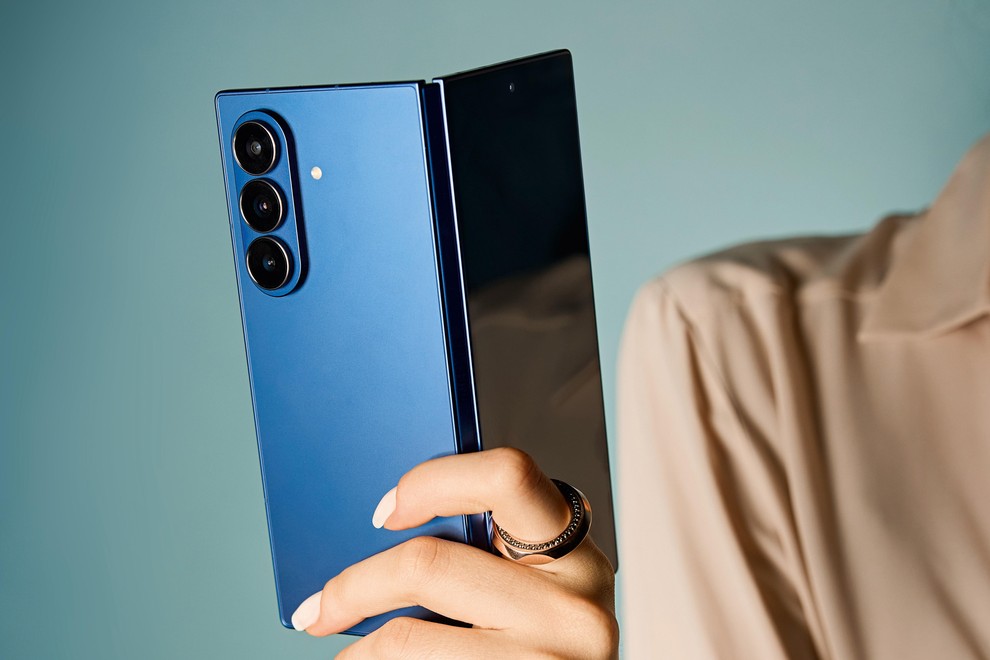 Pokukajte v zakulisje snemanja modne zgodbe Elle x Samsung (ko se pametni telefon prelevi v pravi model!)