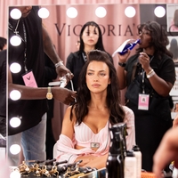 Njen pogled vas bo začaral: Irina Shayk zasijala na pisti za Victoria’s Secret