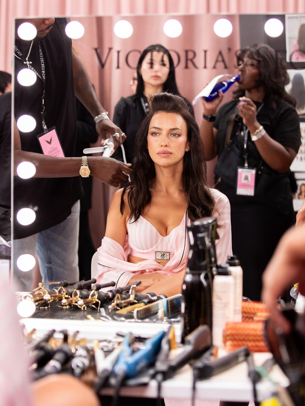Letošnji Victoria’s Secret Fashion Show je postregel z vrnitvijo številnih ikoničnih imen, med drugim tudi ruske supermanekenke Irine Shayk, ki …