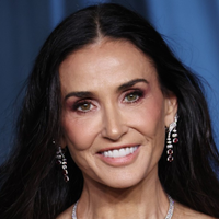 Bordo obleka, ki jemlje dih: Demi Moore zasijala kot prava filmska diva