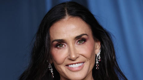 Demi Moore rdeča bordo obleka Prada