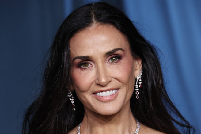 Demi Moore rdeča bordo obleka Prada