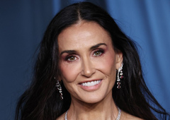 Bordo obleka, ki jemlje dih: Demi Moore zasijala kot prava filmska diva