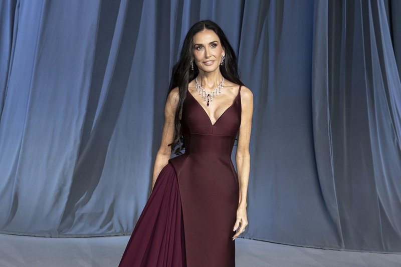 Demi Moore rdeča bordo obleka Prada