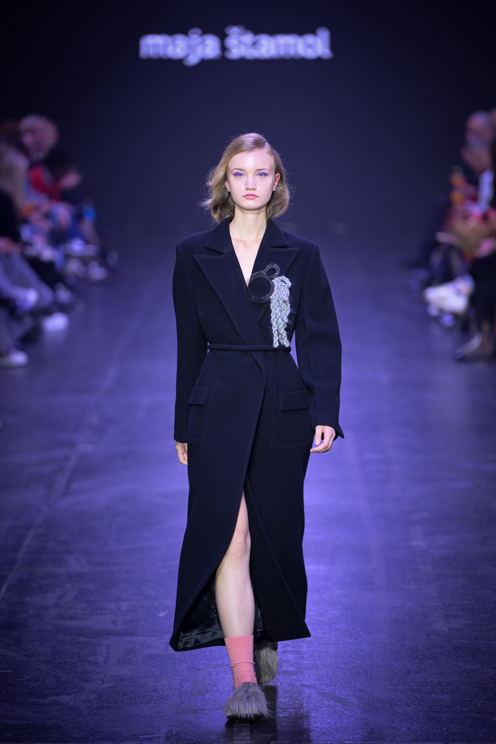 Maja Štamol na LJFW predstavila novo kolekcijo elegantnih plaščev