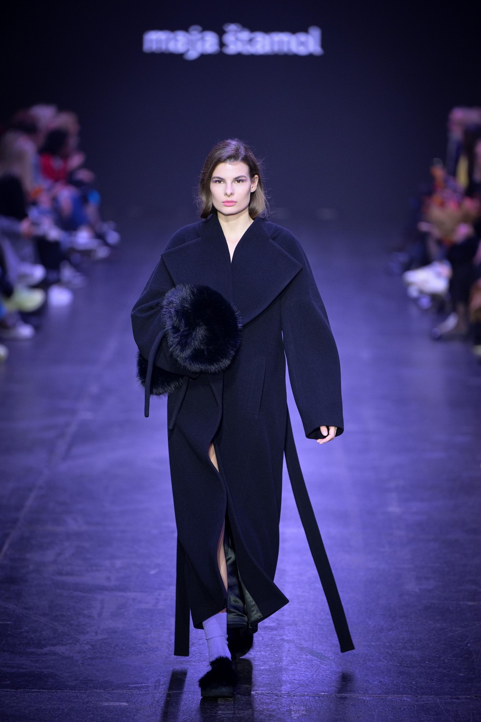 Maja Štamol na LJFW predstavila novo kolekcijo elegantnih plaščev