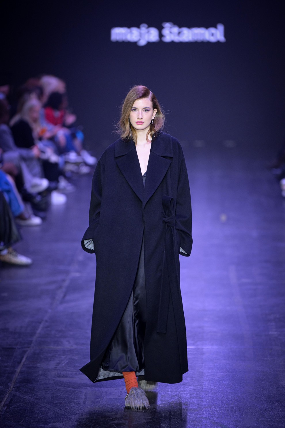 Maja Štamol na LJFW predstavila novo kolekcijo elegantnih plaščev