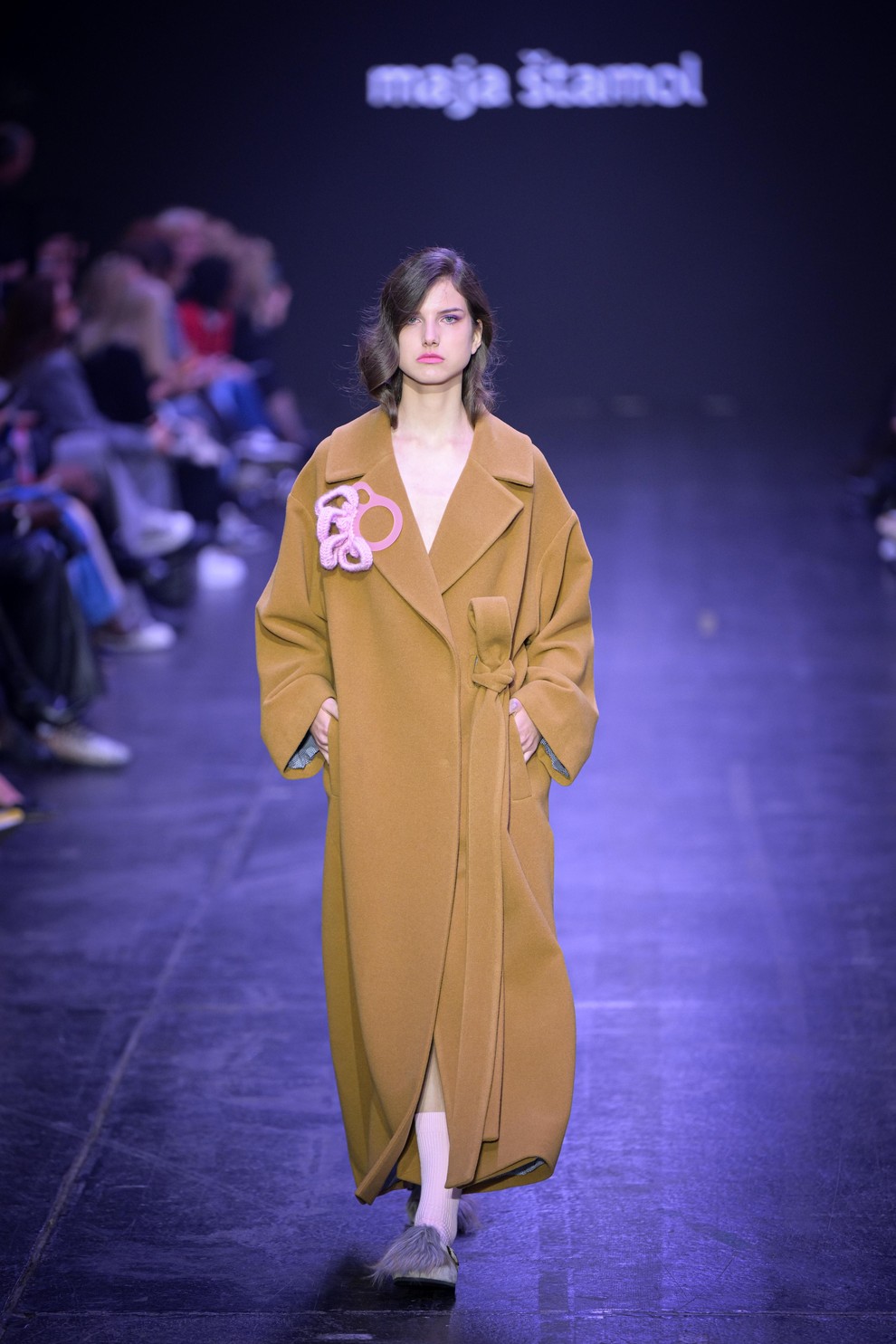 Maja Štamol na LJFW predstavila novo kolekcijo elegantnih plaščev