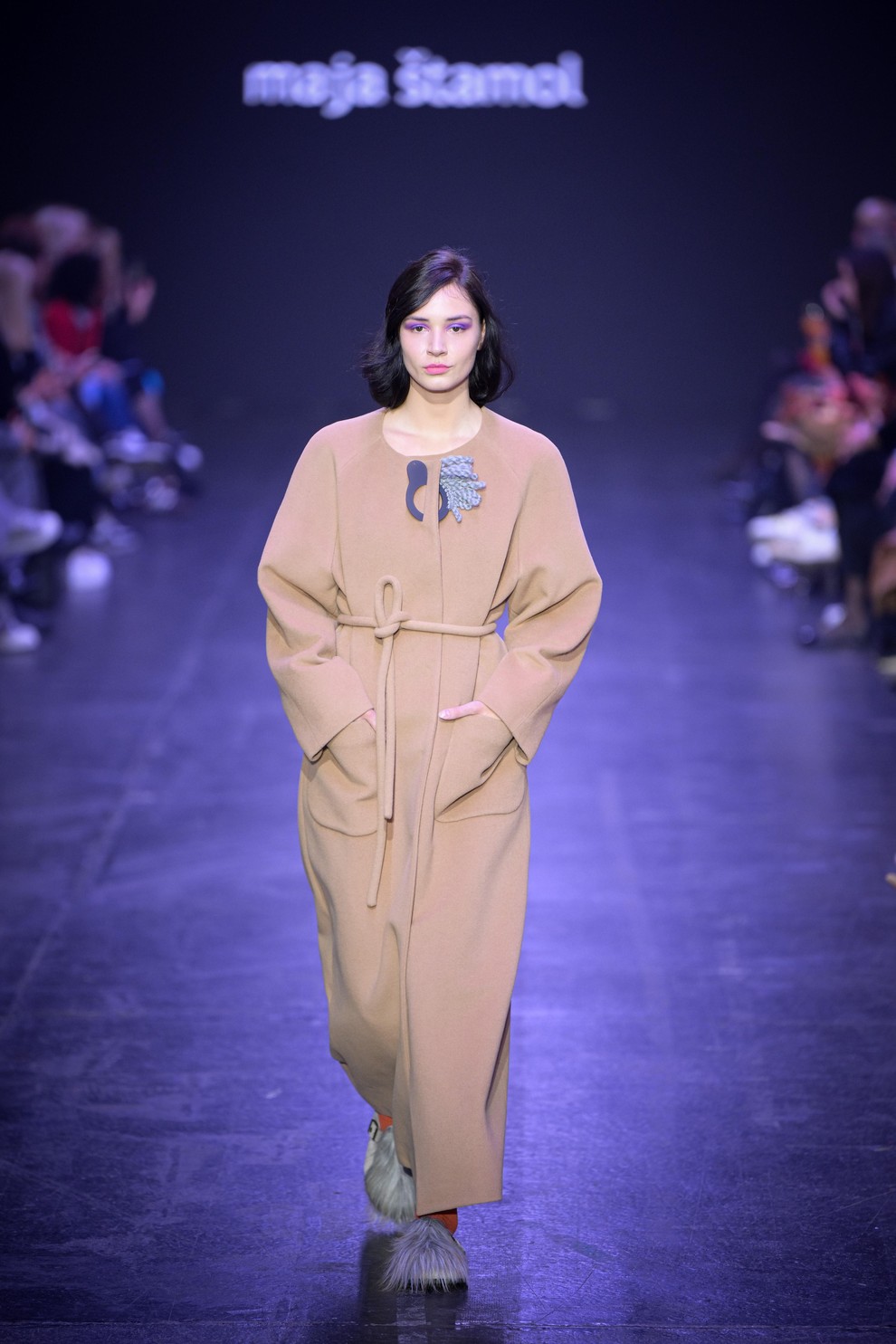 Maja Štamol na LJFW predstavila novo kolekcijo elegantnih plaščev