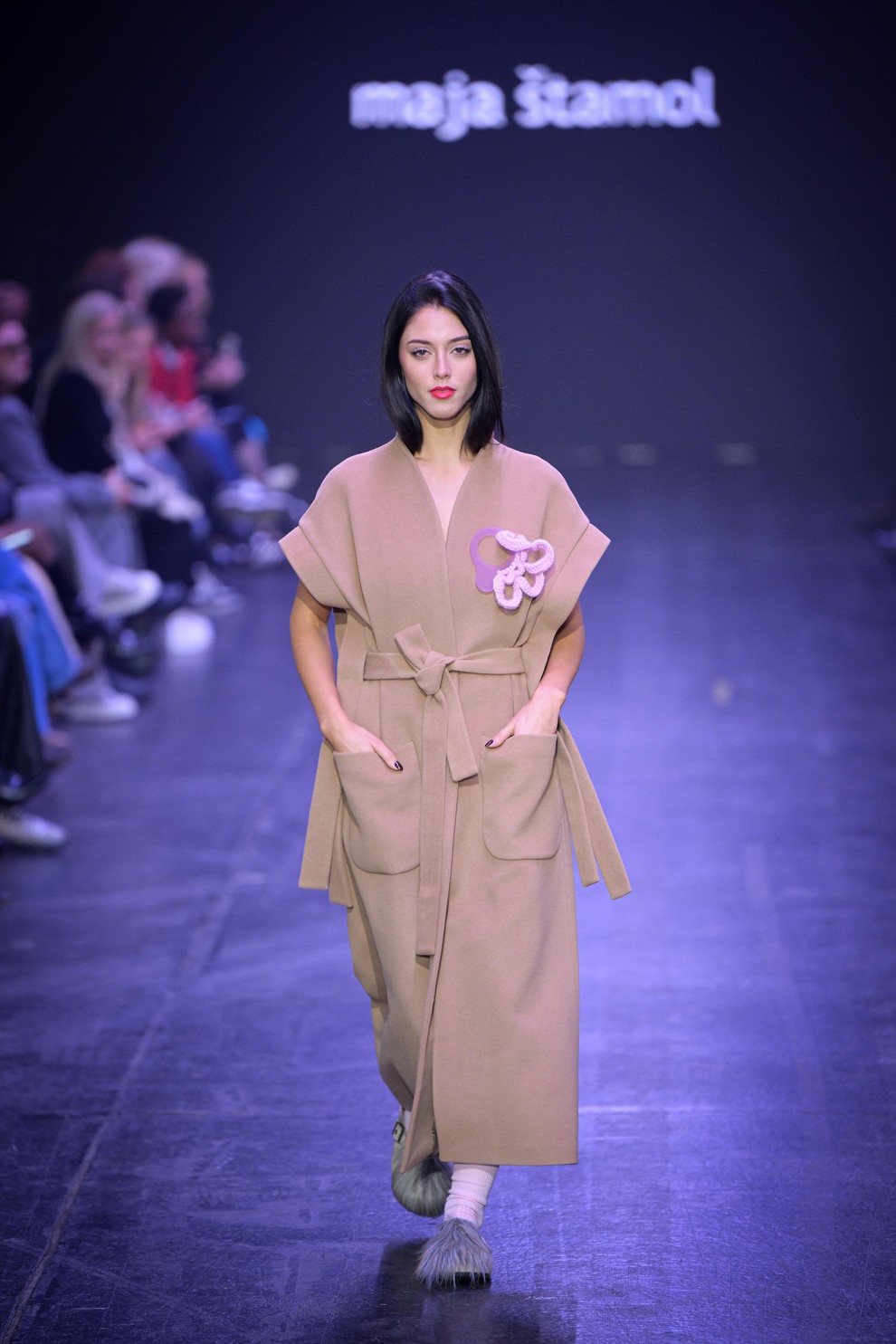 Maja Štamol na LJFW predstavila novo kolekcijo elegantnih plaščev