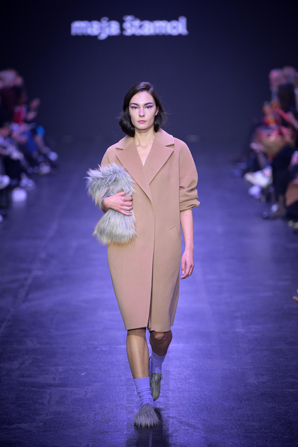Maja Štamol na LJFW predstavila novo kolekcijo elegantnih plaščev