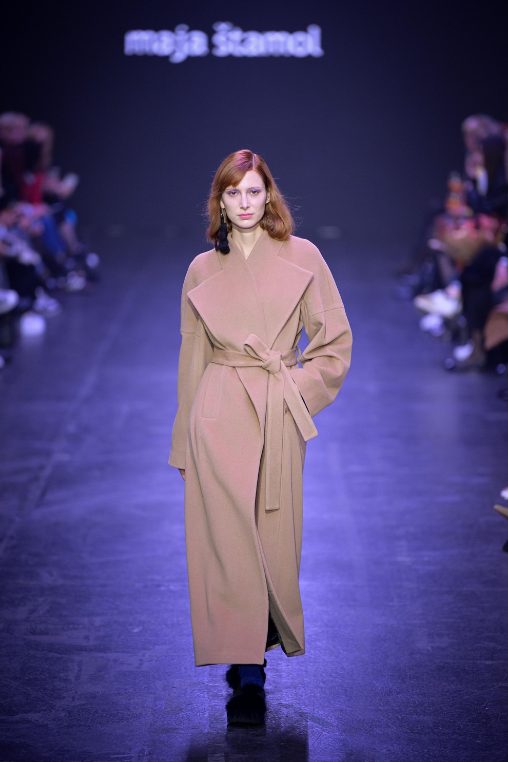Maja Štamol na LJFW predstavila novo kolekcijo elegantnih plaščev