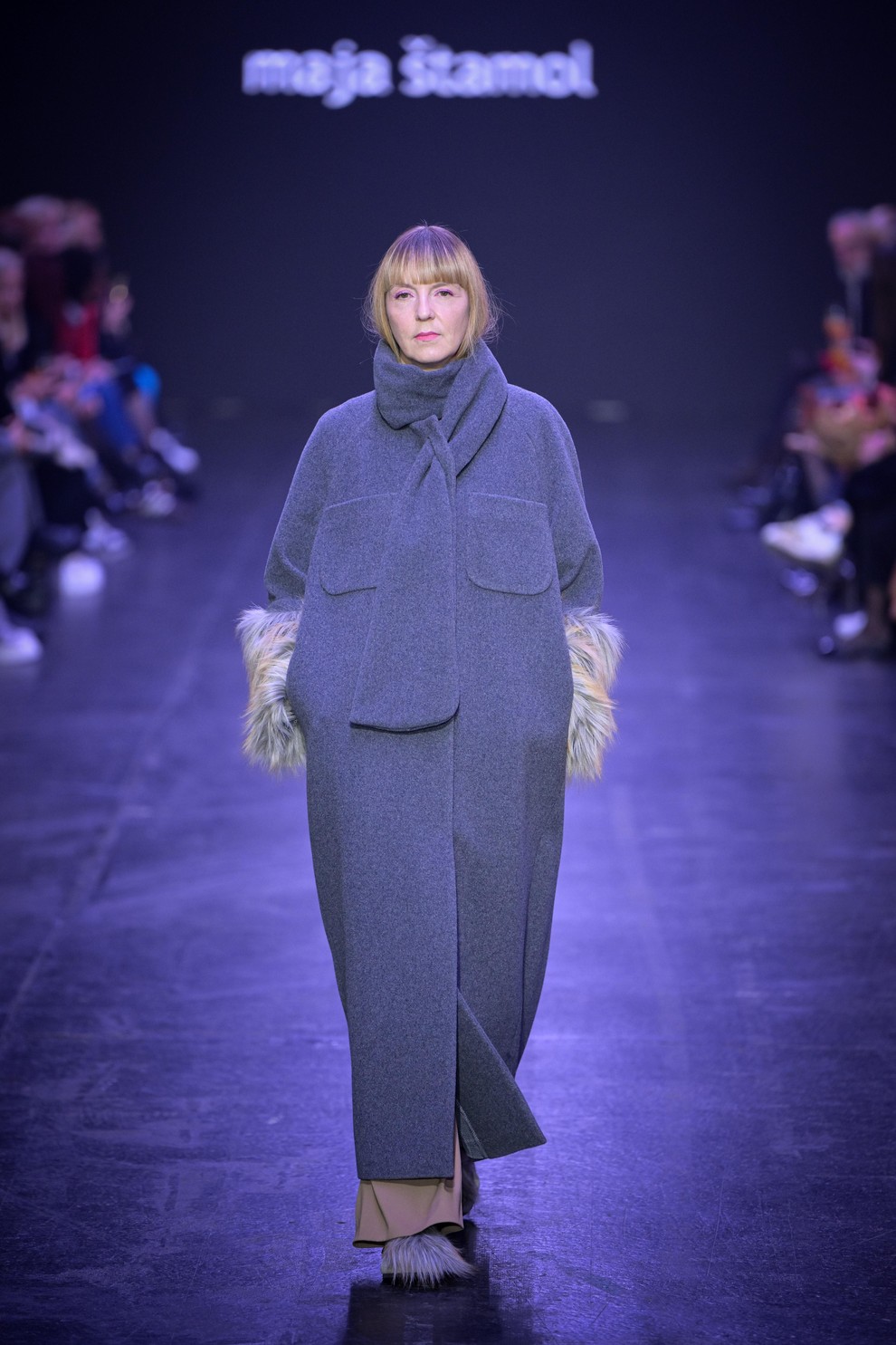 Maja Štamol na LJFW predstavila novo kolekcijo elegantnih plaščev