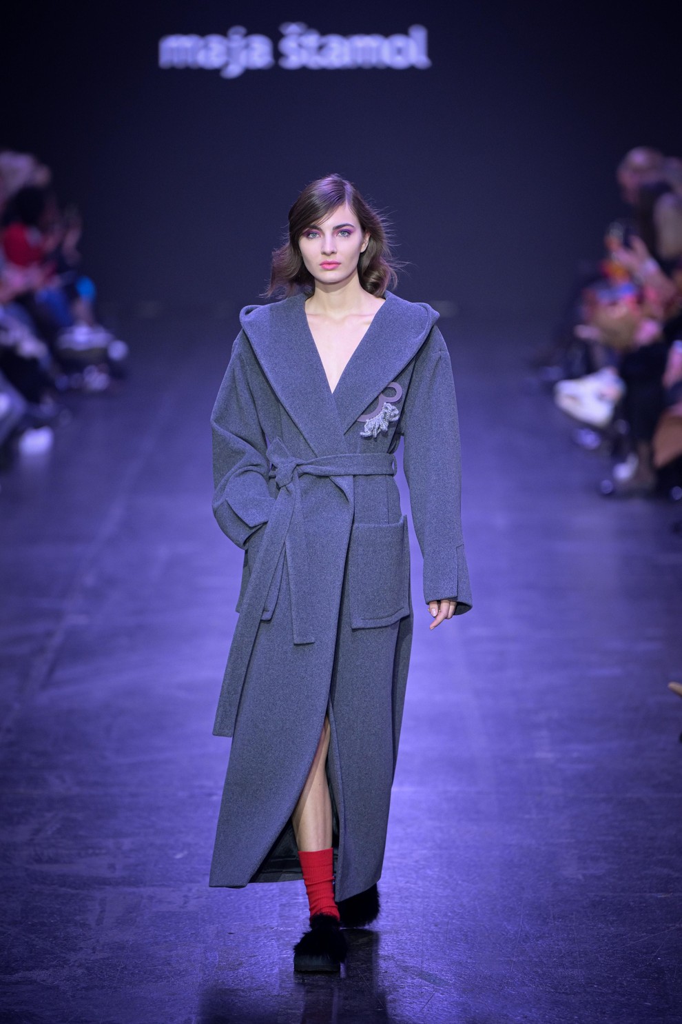 Maja Štamol na LJFW predstavila novo kolekcijo elegantnih plaščev