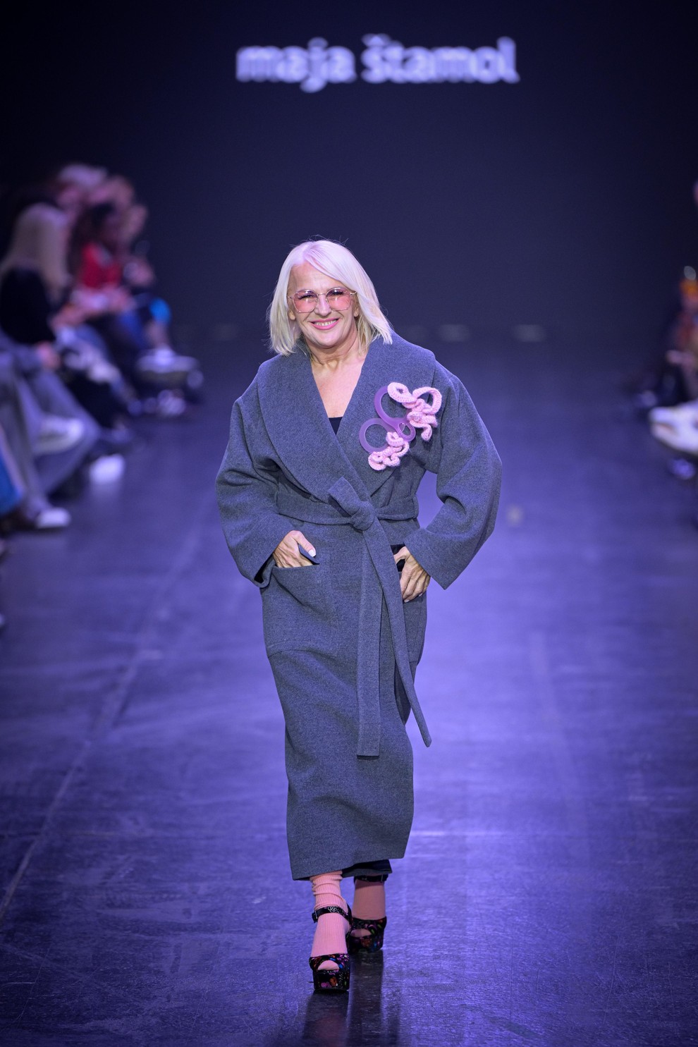 Maja Štamol na LJFW predstavila novo kolekcijo elegantnih plaščev