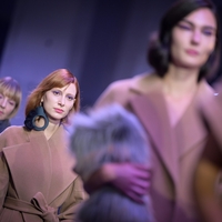 Maja Štamol na LJFW predstavila novo kolekcijo elegantnih plaščev