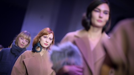 Maja Štamol na LJFW predstavila novo kolekcijo elegantnih plaščev