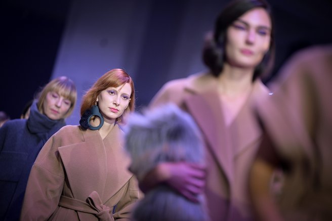 Maja Štamol na LJFW predstavila novo kolekcijo elegantnih plaščev