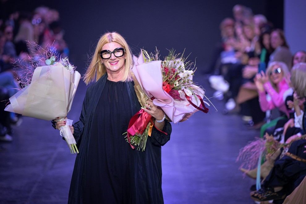 Maja Štamol na LJFW predstavila novo kolekcijo elegantnih plaščev