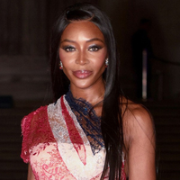 Podrobno si oglejte obleko Naomi Campbell: ljudje ostali odprtih ust, ko so videli, kaj vleče za sabo
