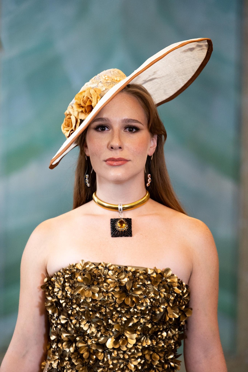 JULZZALLURE headpiece with DESIGNZ BY MINAAZ & PB-DESIGN jewelry