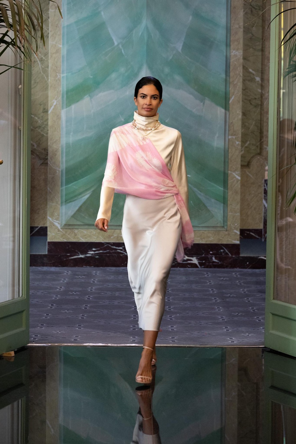 SUSHILA BAEHR scarf with CARLA DE LUCA jewelry & CASA LILY shoes