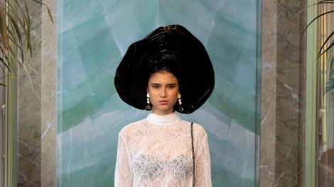 CASA LILY shoes with ANGELINA SWANN headpiece & TAMARA VON ARX accessory