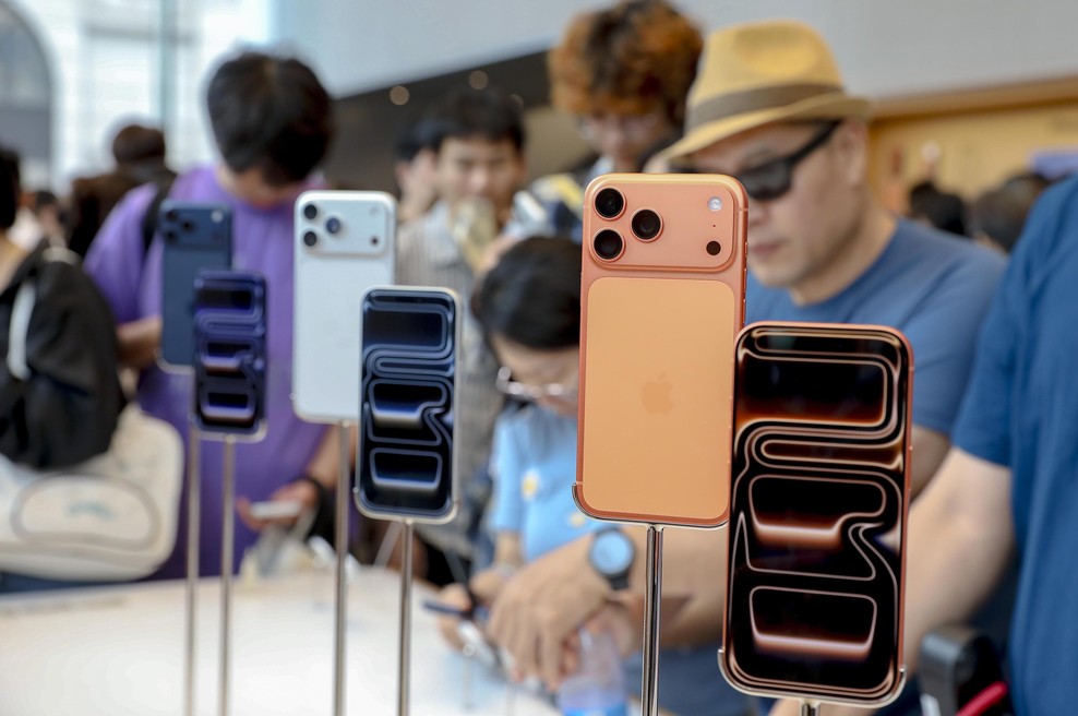 Kupil novi iPhone 17, ta pa je po 14 dneh spremenil barvo (foto: Profimedia)