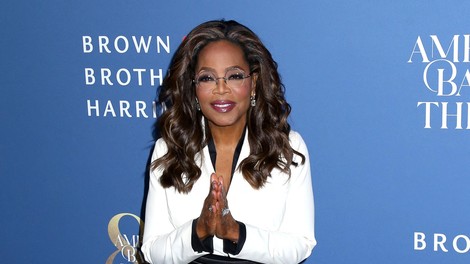 Oprah Winfrey osvojila popoln videz tihega luksuza v črno-beli eleganci Brunella Cucinellija