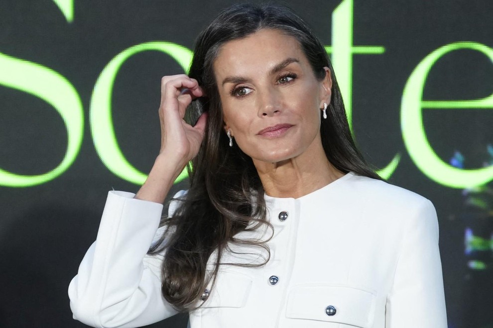 Kraljica Letizia oblekla preprost eleganten top (en detajl še posebej izstopa) (Avtor/Vir: Profimedia) Španska kraljica Letizia top eleganca