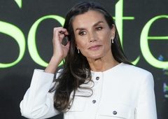 Kraljica Letizia oblekla preprost eleganten top (en detajl še posebej izstopa)