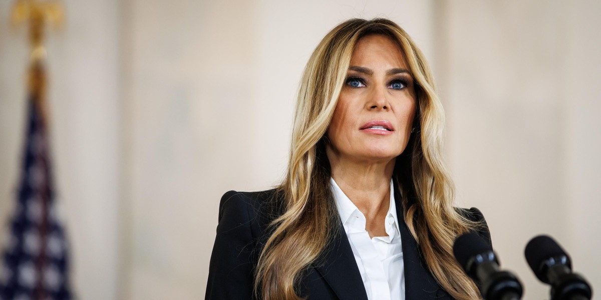 Krši pravila ličenja za 50+ in ravno zato izgleda čudovito: lepotni trik Melanie Trump