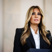 Krši pravila ličenja za 50+ in ravno zato izgleda čudovito: lepotni trik Melanie Trump