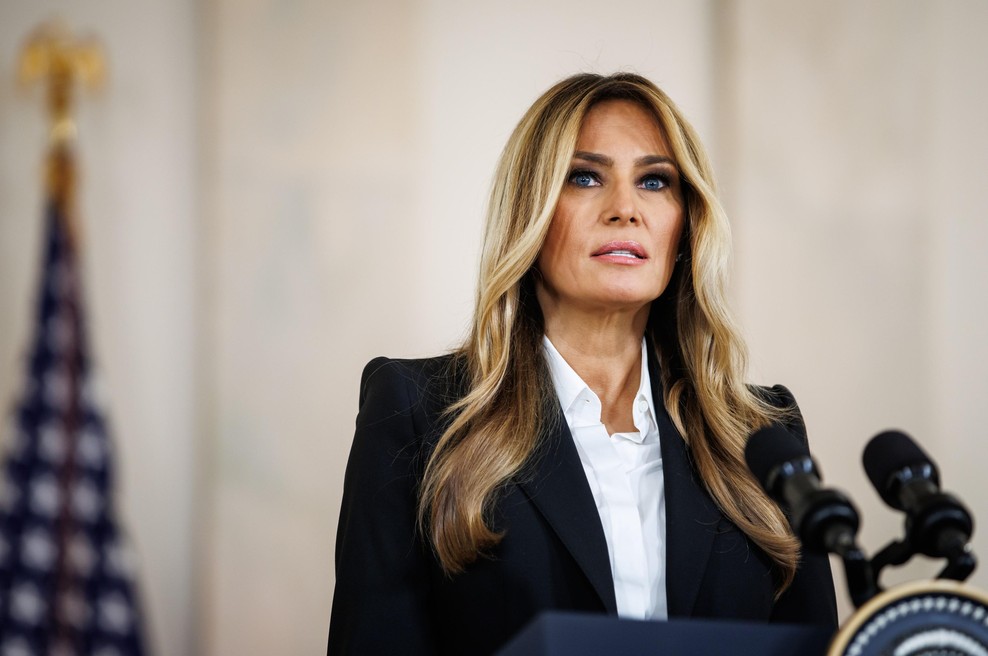 Krši pravila ličenja za 50+ in ravno zato izgleda čudovito: lepotni trik Melanie Trump (foto: Profimedia)