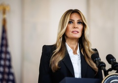 Krši pravila ličenja za 50+ in ravno zato izgleda čudovito: lepotni trik Melanie Trump