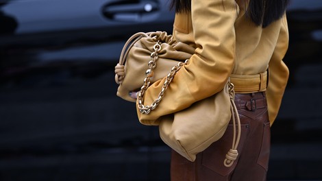 Edini kozmetični izdelek, ki ga morajo v torbici imeti vse prezaposlene ženske