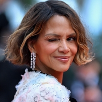 Z obraza vam bodo vzele 10 let: 4 pričeske, ki pomladijo in osvežijo obraz