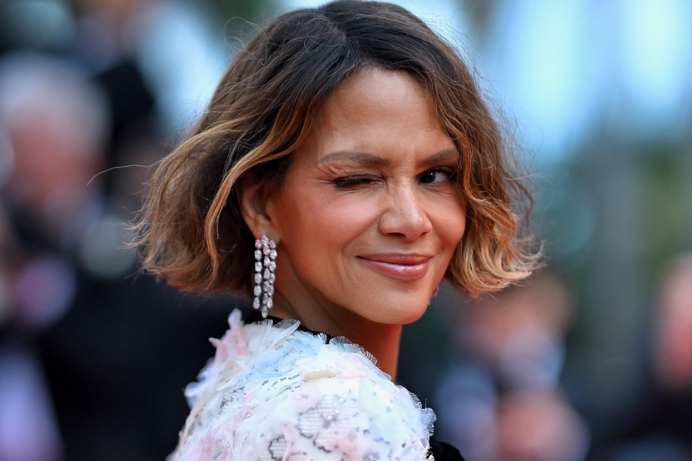 Z obraza vam bodo vzele 10 let: 4 pričeske, ki pomladijo in osvežijo obraz (foto: Profimeida)