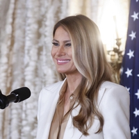 Trik Melanie Trump: kako obleko preurediti v pisarniški videz in izgledati odlično