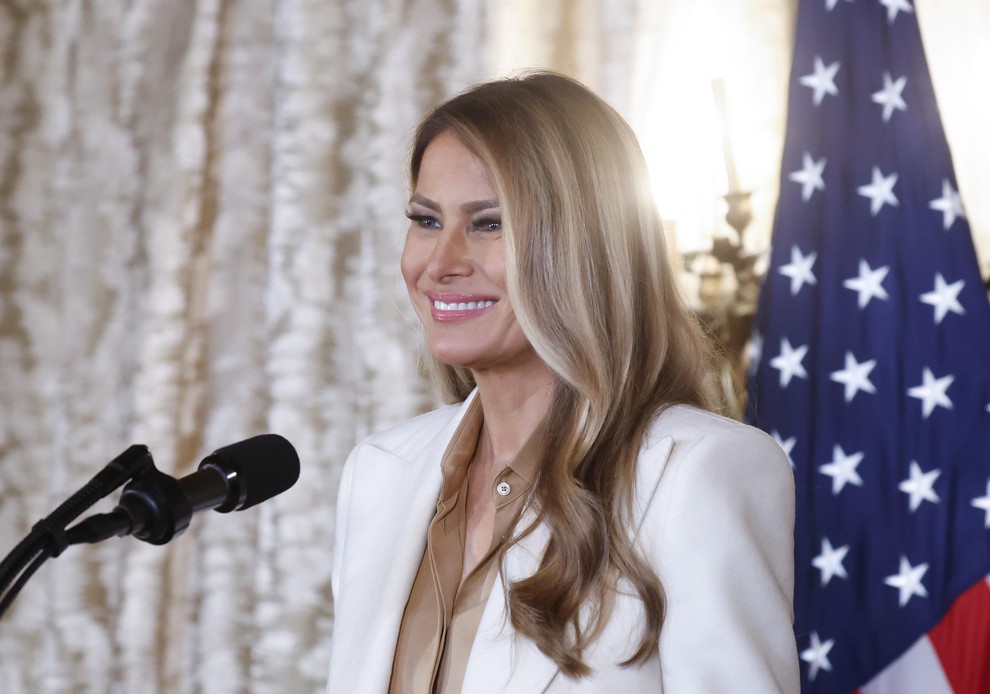 Melania Trump je znana po svojem izjemnem občutku za slog in prefinjenost. Njene modne izbire so premišljene, elegantne in pogosto …