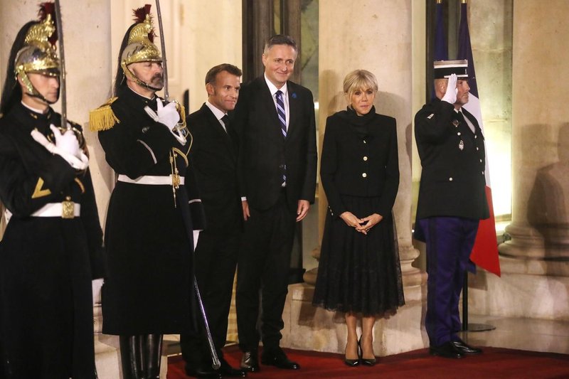 Brigitte Macron prva dama Francije črna kombinacija oblačil Louis Vuitton