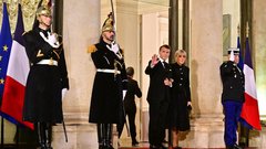 Brigitte Macron prva dama Francije črna kombinacija oblačil Louis Vuitton