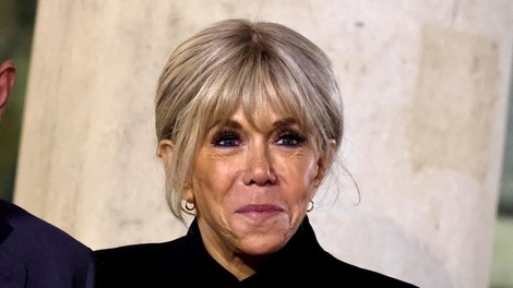 Brigitte Macron prva dama Francije črna kombinacija oblačil Louis Vuitton