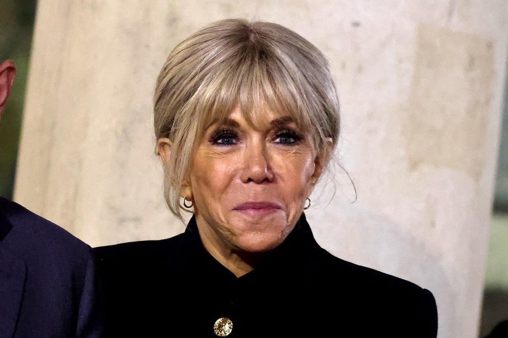 Brigitte Macron prva dama Francije črna kombinacija oblačil Louis Vuitton