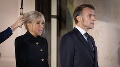 Brigitte Macron prva dama Francije črna kombinacija oblačil Louis Vuitton
