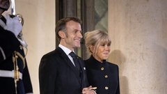 Brigitte Macron prva dama Francije črna kombinacija oblačil Louis Vuitton