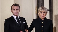 Brigitte Macron prva dama Francije črna kombinacija oblačil Louis Vuitton