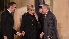 Brigitte Macron prva dama Francije črna kombinacija oblačil Louis Vuitton